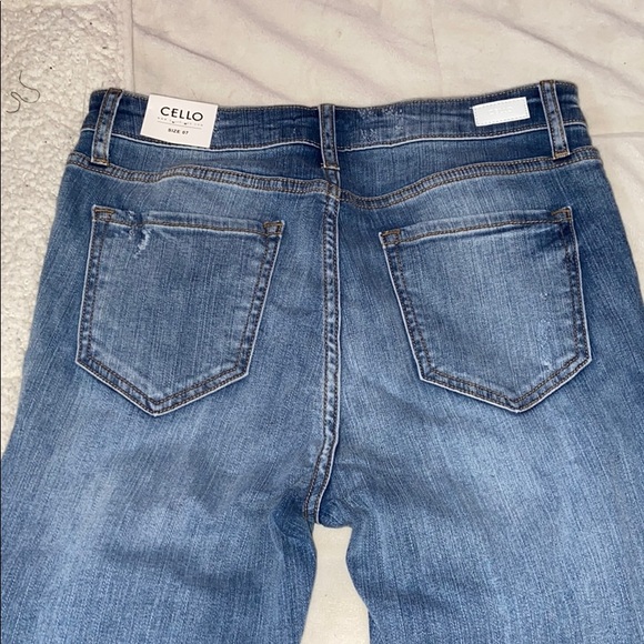 Distressed blue jeans - Picture 3 of 5